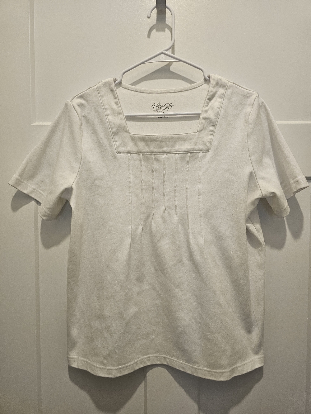 Ladies Ultra Soft White Top Size Large